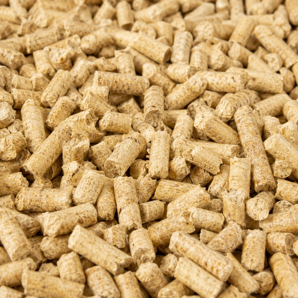 Pellets de madera de 6 mm con longitudes mezcladas, detalle macro
