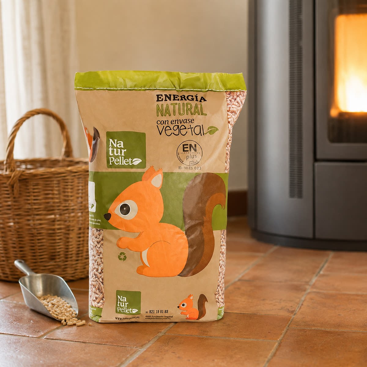Saco de 15 kg de pellets Naturpellet junto a una estufa