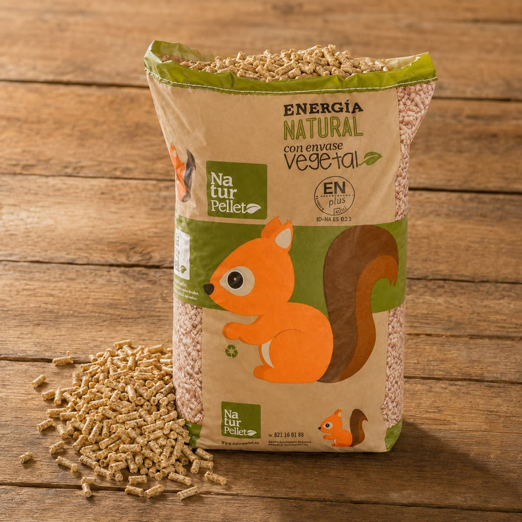 Saco de pellets Naturpellet abierto sobre madera